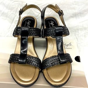 NEW!!! Soft style a hush puppies co. Soft delight sandals sz 9.5m